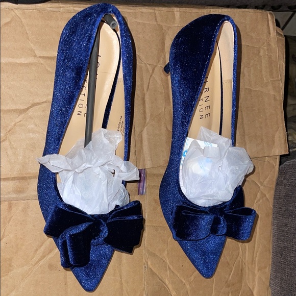 Journee Collection Navy Velvet Heels with Bow - Picture 7 of 7